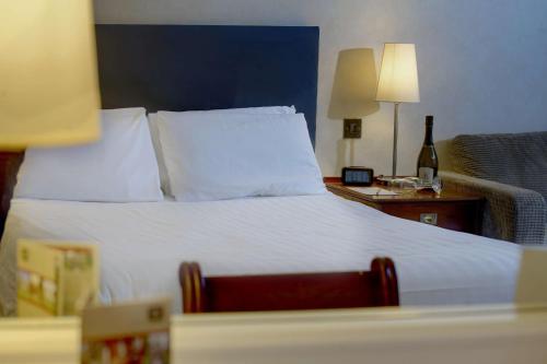 Best Western Plough and Harrow Hotelにあるベッド