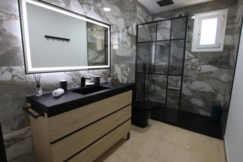 uma casa de banho com um lavatório e um chuveiro em TESS Villa Jocalo em Alhaurín de la Torre