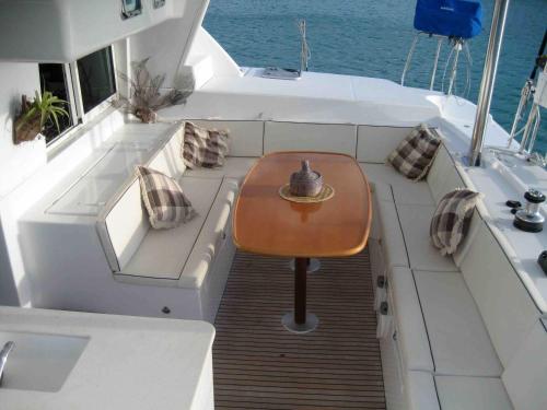 Kishikan في إل نيدو: طاولة للجلوس على جانب قارب