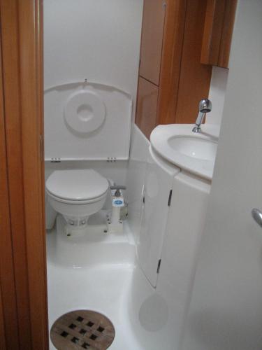 Kishikan في إل نيدو: حمام صغير مع مرحاض ومغسلة