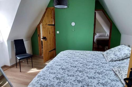 une chambre avec un lit et un mur végétal dans l'établissement Le Lot, à Orniac