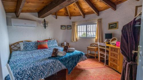 Un dormitorio con una cama con ositos de peluche. en Castell De Mar, en Denia
