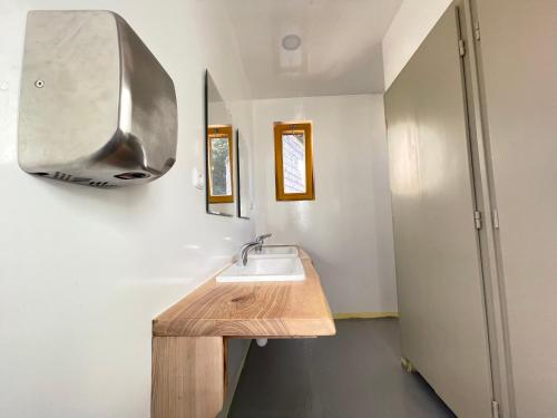 een badkamer met een wastafel en een spiegel aan de muur bij Netradiční pobyt vysoko nad zemí, s výhledem na hvězdy a wellness v srdci Vysočiny. in Havlickuv Brod