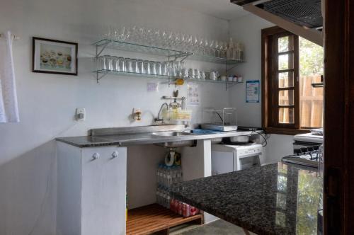 een keuken met een wastafel en een aanrecht bij Apartamento na Fazenda c/ Piscina Termica in Palmeira
