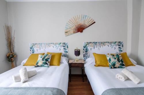 Duas camas sentadas uma ao lado da outra num quarto em El Rincón de Baco em Alesanco