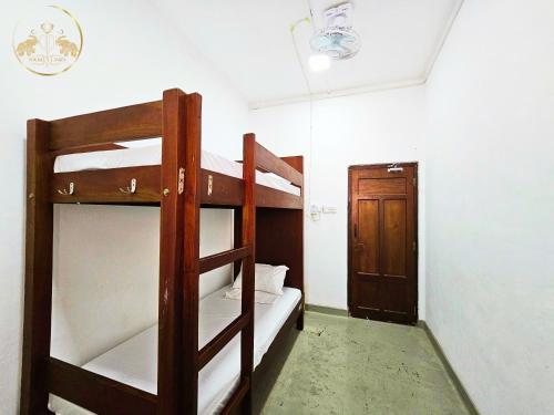 Un ou plusieurs lits dans un hébergement de l'établissement Galle Face Terrace Hostel by Tourlux