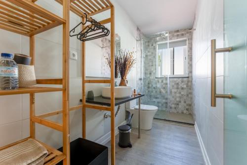 a bathroom with a shower and a toilet in a room at Malpique Guest House & Jacuzzi in Albufeira