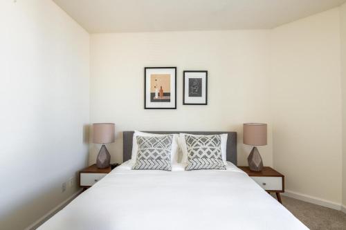 1 dormitorio con 1 cama blanca grande y 2 lámparas en South Beach 2br w tennis nr public transport SFO-1663 en San Francisco