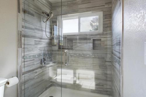 eine Dusche mit Glastür im Bad in der Unterkunft South San Jose 3br w garage wd backyard SFO-1506 in Campbell