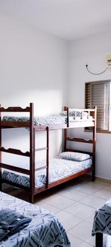 1 dormitorio con 2 literas en una habitación en HOTEL JP, en Delfinópolis