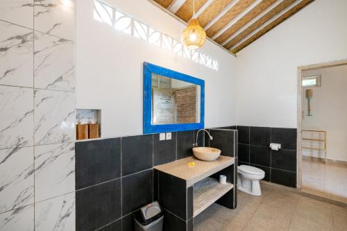 a bathroom with a sink and a toilet at Le Biu garden View in Nusa Lembongan