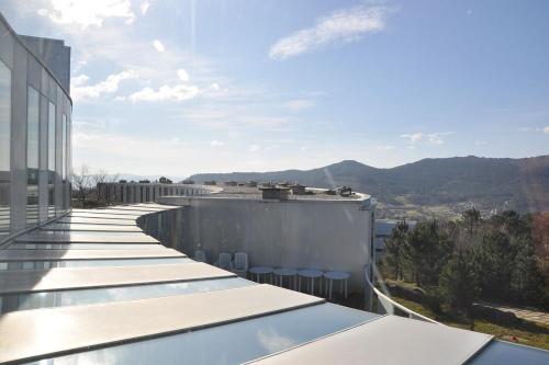 vistas a un edificio con mesas y sillas en Residencia Universitaria O Castro en Vigo