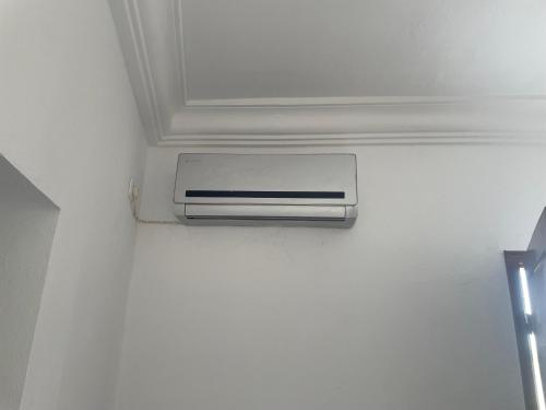 eine Klimaanlage an der Decke eines Zimmers in der Unterkunft Summer Rental in Nabeul