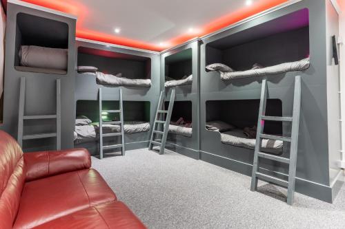 מיטה או מיטות קומותיים בחדר ב-The Breckfield