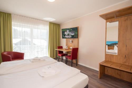 Postel nebo postele na pokoji v ubytování Burghotel Aschau