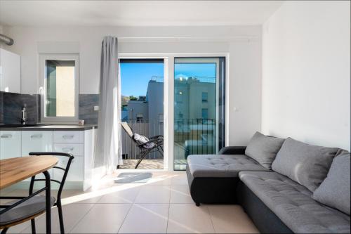 een woonkamer met een bank en een tafel bij Apartment Marie in Dubrovnik