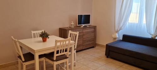 a living room with a table and a couch at Soggiorno dell Agnolo in Florence