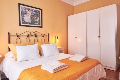 Un pat sau paturi într-o cameră la Adosado con jardín en el centro de A Coruña