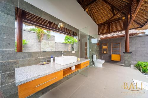 y baño con lavabo y aseo. en DeLuxe 2BR Villa + Private pool + Sawa view!, en Tegallengah