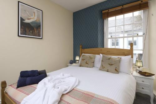 a bedroom with a bed and a window at The White Hart Hotel in Modbury