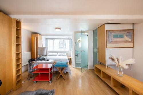 a bedroom with a bed and a table and a desk at Charming 1Bed in Kings Cross in London