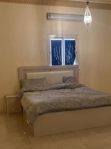 a bed in a bedroom with a window at طيبة الطيبة in Al Madinah