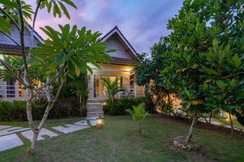 a house with trees and lights in front of it at Le Biu garden View in Nusa Lembongan