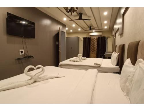 una camera con due letti con asciugamani di Hotel Sports Club Of Jabalpur, Jabalpur a Jabalpur