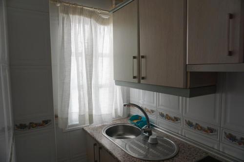 um balcão de cozinha com um lavatório e uma janela em APARTAMENTO SAN ANDRÉS TORRE DEL MAR em Torre del Mar
