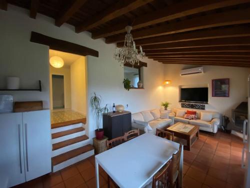 A seating area at Casa Galatea con jardín junto al pueblo