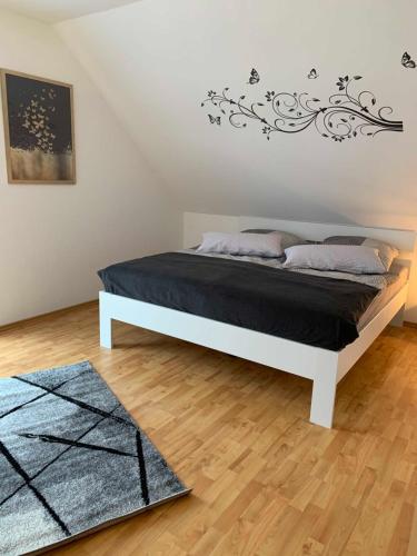 a bedroom with a bed with a black and white bed frame at Ferienwohnung Pusteblume in Affoldern