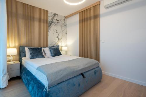 sypialnia z dużym łóżkiem w pokoju w obiekcie Marina Royale Darłowo - Apartamenty Vista Mar nad morzem w mieście Darłowo