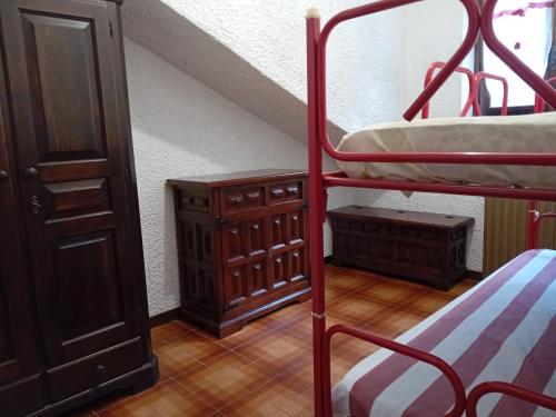 a room with a bunk bed and a wooden floor at Tosa Inn in Miroglio