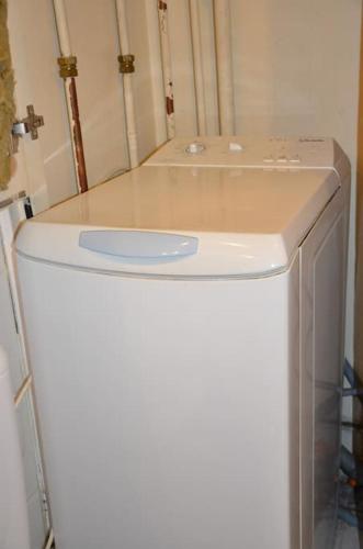 - un lave-linge et un sèche-linge blancs dans la chambre dans l'établissement 2 pièces calme sur jardin, Centre Ville, à Boulogne-Billancourt