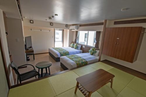 Postel nebo postele na pokoji v ubytování Aqua Resort in Chatan