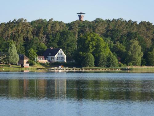 a house on the shore of a large lake at Ferienhaus SeePromenade in Krakow am See