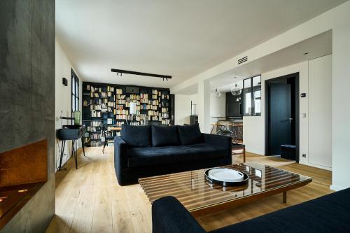 un salon avec un canapé et une table basse dans l'établissement Duplex vue Tour Eiffel, à Paris
