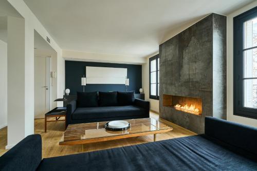 un salon avec un canapé et une cheminée dans l'établissement Duplex vue Tour Eiffel, à Paris