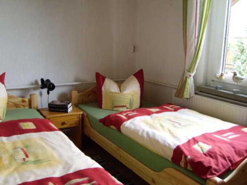 - une chambre avec 2 lits et une fenêtre dans l'établissement Ferienwohnung Am Heidesee, à Nietleben