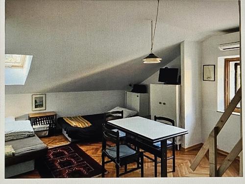- un salon avec une table et un canapé dans l'établissement Ferienglück unterm Dach, à Poreč