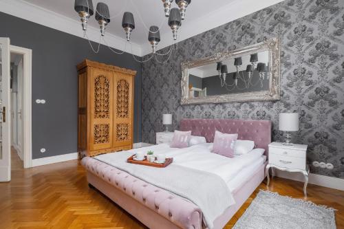 ein Schlafzimmer mit einem großen Bett und einem Spiegel in der Unterkunft Luxury Apartment with Two Bedrooms and Balcony by Renters Prestige in Krakau