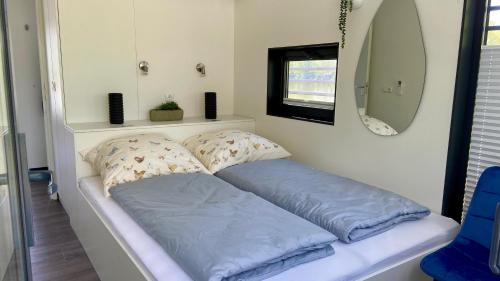 เตียงในห้องที่ Wasservilla freiZeit Höxter