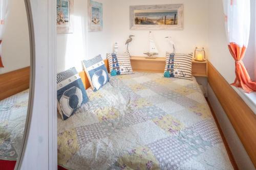Een bed of bedden in een kamer bij Bodden Paradise Cottage