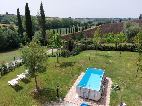 an overhead view of a swimming pool in a garden at Empoli Campagna, Appartamento Indipendente con giardino 500 mq e piscina privati in Empoli