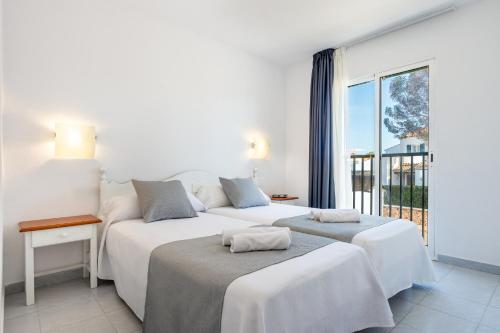Ένα ή περισσότερα κρεβάτια σε δωμάτιο στο Vibra Caleta Playa Apartmentos-3SUP
