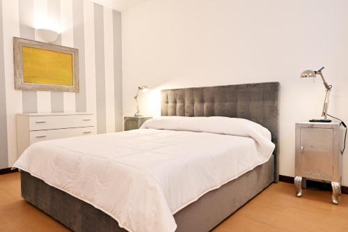 ein Schlafzimmer mit einem großen Bett mit weißer Bettwäsche in der Unterkunft Angy's House in Santa Margherita Ligure