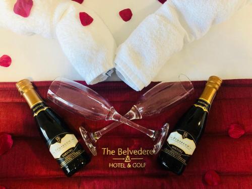 tres botellas de vino sentadas en una mesa roja en Belvedere Hotel and Golf en Bridlington