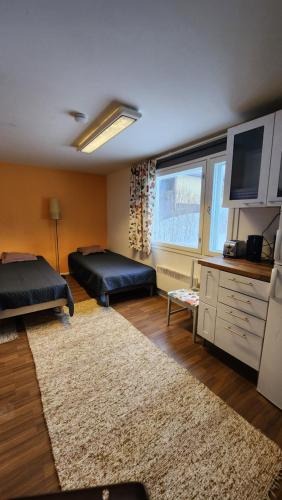 Pokój z 2 łóżkami i dużym dywanem w obiekcie Guesthouse with Sauna w mieście Lahti