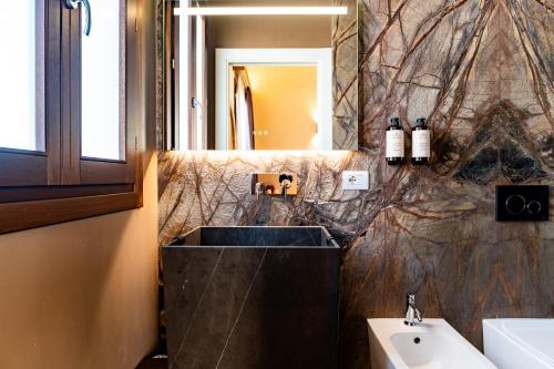 Un baño de Bastione Spasimo Boutique Hotel