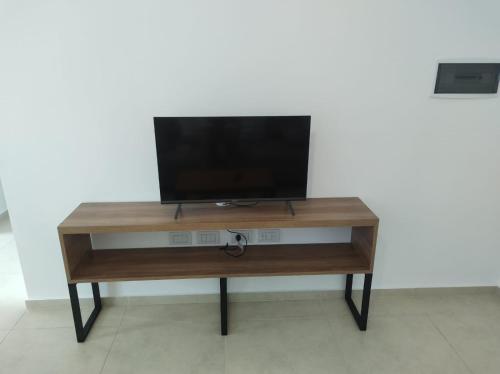 einen TV auf einem Holztisch in der Unterkunft Hermoso Departamento confort y calidad in Cordoba